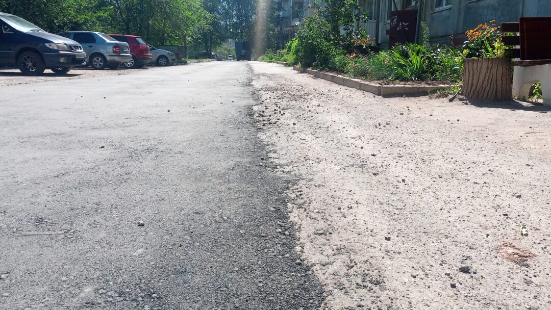 И колодец закатали! Жители ул.Рабочей возмущены качеством ремонта внутридворовой дороги - BALREPORT.RU