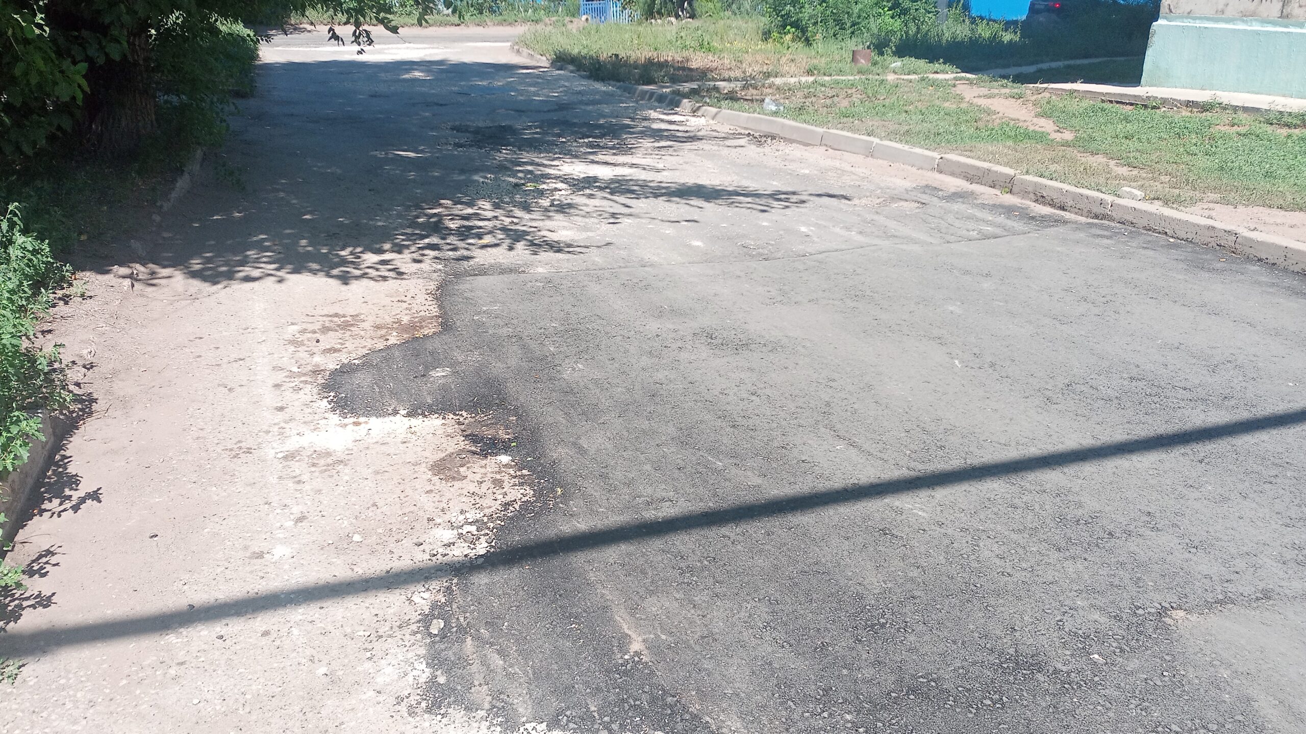 И колодец закатали! Жители ул.Рабочей возмущены качеством ремонта внутридворовой дороги - BALREPORT.RU
