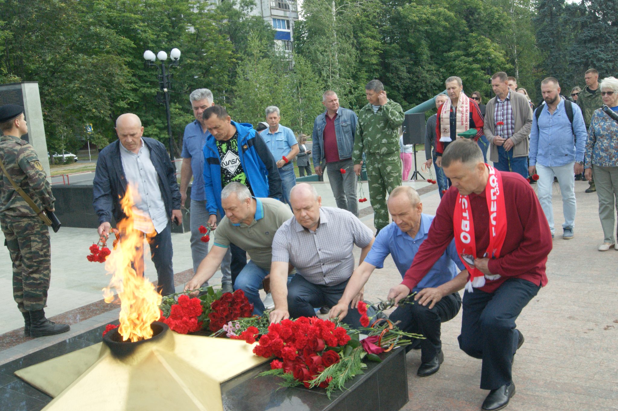 Возложение цветов к обелиску. Возложение цветов к памятнику погибшим. День памяти и скорби возложение цветов к памятнику. Картинка возложение цветов к памятнику.